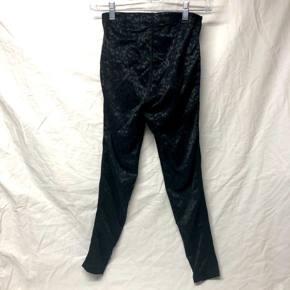 Victoria's Secret Pants - Victoria’s Secret 7/8 Tights XS